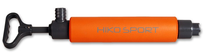 Mit dieser Pumpe kriegt man das Wasser wieder schnell dahin, wo es hingehört! Sollte in der Sicherheitsausrüstung nicht fehlen.